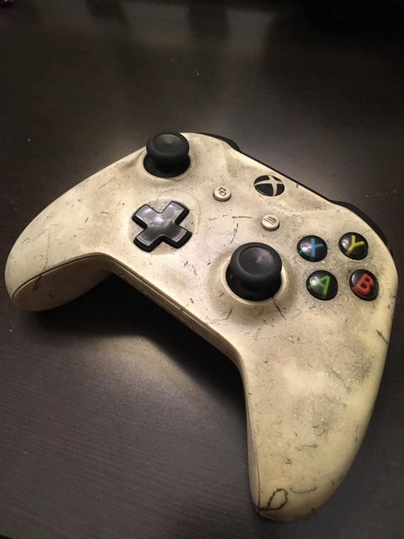Этот геймпад пережил пожар в доме и остался рабочем состоянии