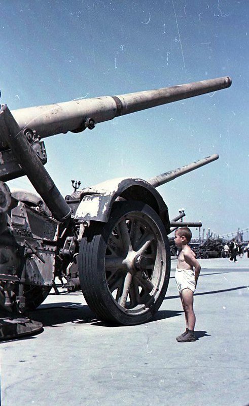 At the exhibition of captured weapons in the Gorky Park of Culture and Leisure, 1946-48: - Exhibition, Weapon, Children