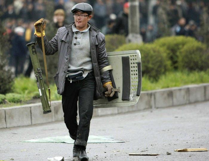 A protester during the revolution in Kyrgyzstan. April 2010 - Color revolutions, Onydey, Politics, Protest, Kyrgyzstan