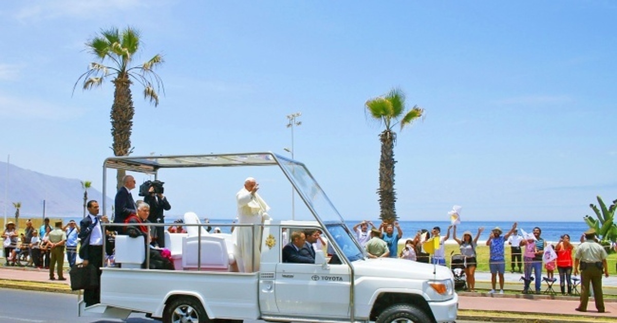 Папамобиле. Папамобиль папы Римского. Авто папы Римского. Доминикана автомобиль папы Римского.