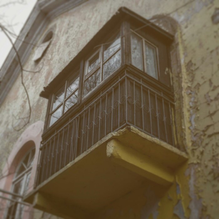 Ghost from the past. - My, My, Beginning photographer, Window, Balcony, House, Past, Old man, Abandoned