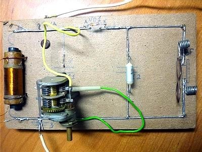 Детекторный радиоприемник с низкоомным наушником.
