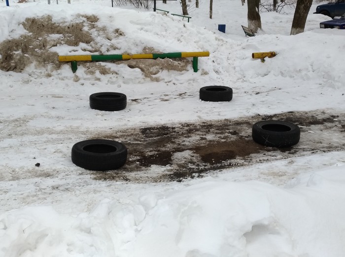 Чтоб точно никто не занял... - Моё, Парковка, Неправильная парковка, Автохам, Битва за парковочное место, Шины