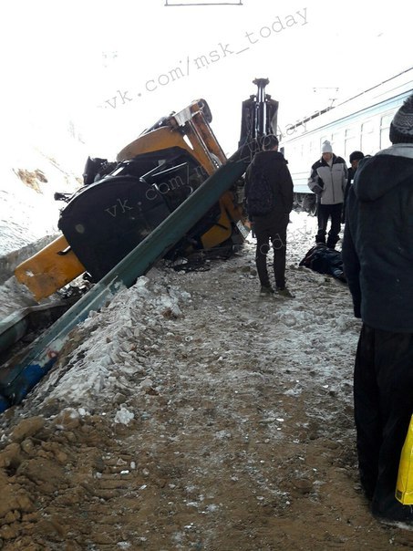 “The excavator fell on the train in the north-east of Moscow” - Train, Excavator, Catastrophe, Longpost, Negative, Incident, news, Moscow
