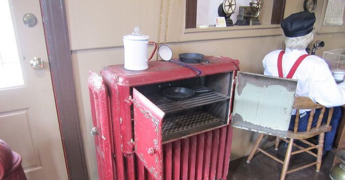 Печь в гараж из батарей. Печь из батарей. Печь из радиатора. Микроволновка в батарее. Печь буржуйка из чугунной батареи.