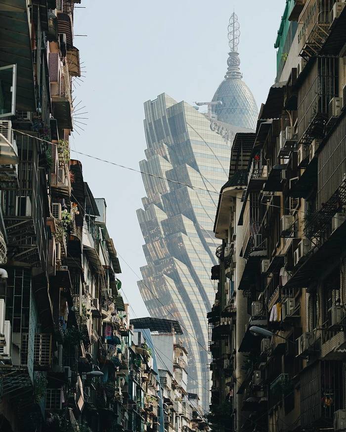 Отель Grand Lisboa, вид с улицы старого Макао, Китай. - Отель, Китай, Фотография, Старое и новое