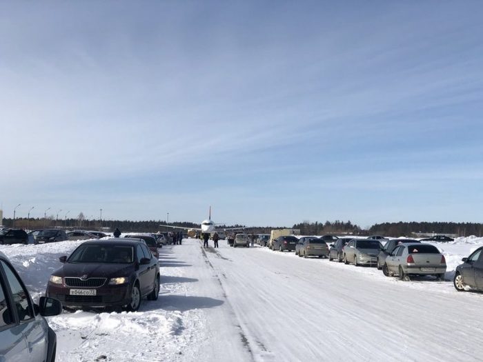 In Ulyanovsk, the plane could not get to the airport due to cars parked on the runway. - Ulyanovsk, Aviation, Absurd, Airplane, Parking, Curiosity, Stopham, The airport