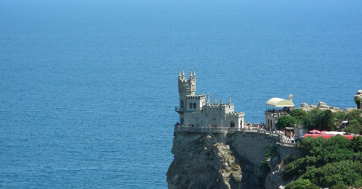 Крым обои на стол. Орлиное гнездо Крым. Ялта замок Ласточкино гнездо. Ласточкино гнездо смотровая. Ласточкино гнездо Крым 1920 1080.