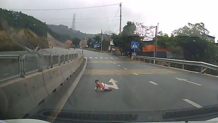 Baby crawls across Vietnamese highway - Society, Vietnam, Motorists, Video recorder, Babies, Track, To lead, Highway, Video