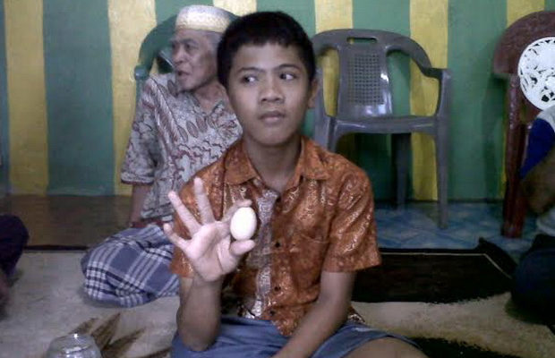 Boy lays eggs like a bird - Rave, Indonesia, Boy, Eggs, Longpost