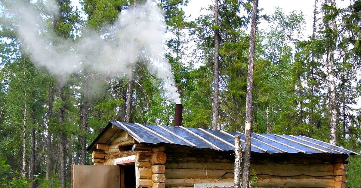 Можно ли топить баню на троицу вечером. Деревенская баня. Деревенская баня на дровах. Баня по черному.