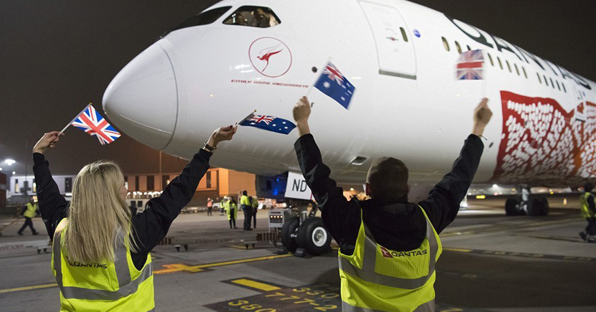 Авиакомпания летающих. Самолет Лондон. Самолеты Великобритании. Самолет Qantas в аэропорту. Австралия с самолета.