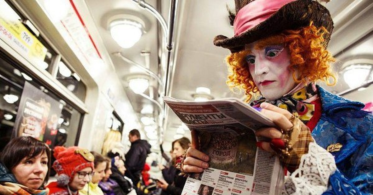 Она читает в метро. Люди с книгами в метро. Люди в метро. Люди с газетами в метро. Смешные книги в метро.