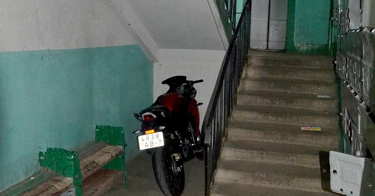 Можно ли парковать мотоцикл. Велосипед под лестницей в подъезде. Мотоцикл в подъезде. Мопед в подъезде. Мотоцикл на площадке в подъезде.