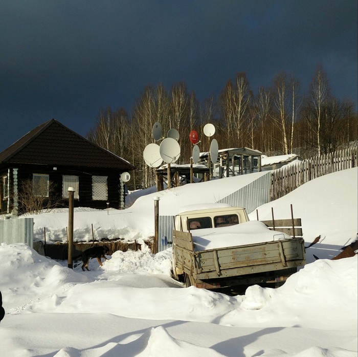 My neighbor in the village added the 9th plate to his collection. A photo of the neighbor is attached. - Tricolor TV, Plate, Longpost, The photo, Satellite TV