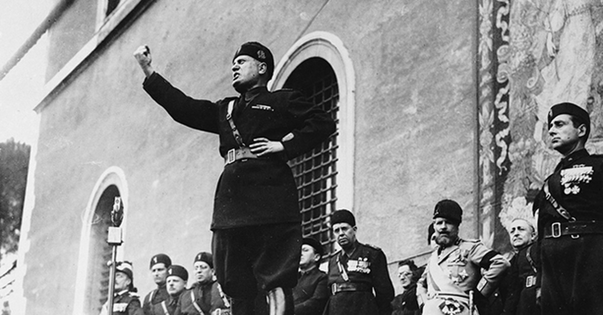 Тоталитарный режим диктатура. Диктатура Муссолини в Италии. Бенито Муссолини приход к власти. Поход на Рим Муссолини. Бенито Муссолини Римский салют.