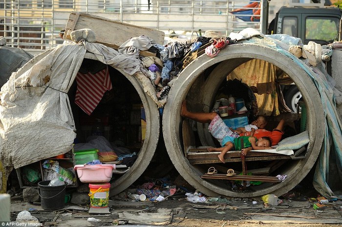 Life in concrete pipes. - The photo, Slum