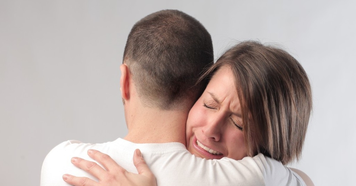 Плачу перед мужем. Человек обнимает человека. Женщина обнимает. Поддерживающие объятия. Люди обнимаются.