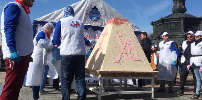 В Москву из Ростова привезли Царь-пасху. Вечером будут раздавать всем желающим у Храма Христа Спасителя.