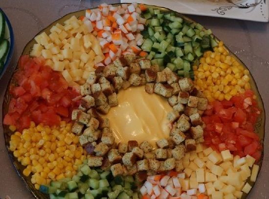 Крабовый салат «Новинка» с сухариками и плавленным сыром