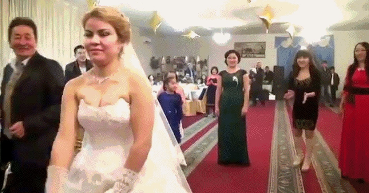 Видео замуж хочешь. Невесты на свадьбе gif. Свадьба прикол гиф. Гифка невеста бросает букет. Гиф невеста прикольные.