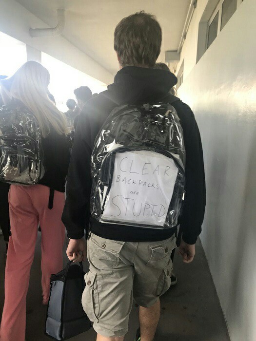 Школьников во Флориде обязали носить прозрачные рюкзаки. Те ответили потоком стёба Америка, безопасность, школа, длиннопост