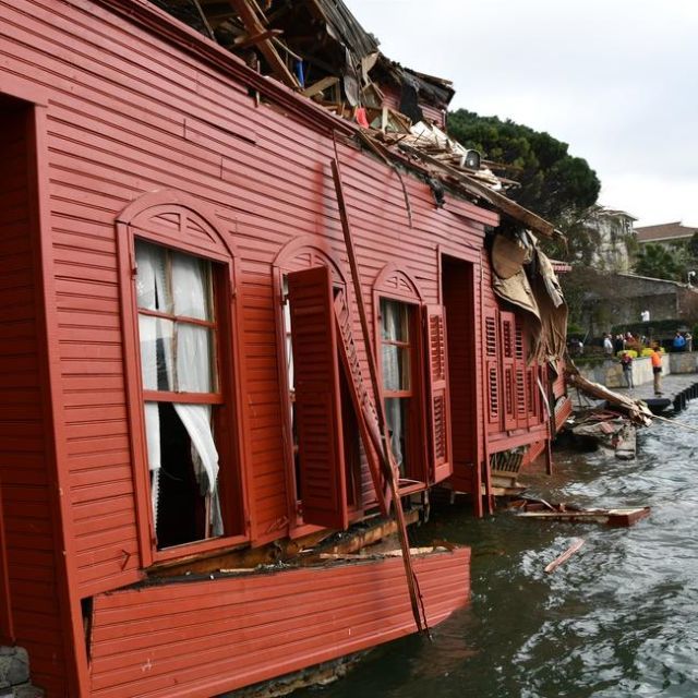 In the Bosphorus, a tanker crashed into an 18th-century mansion - Tanker, Crash, The photo, Longpost