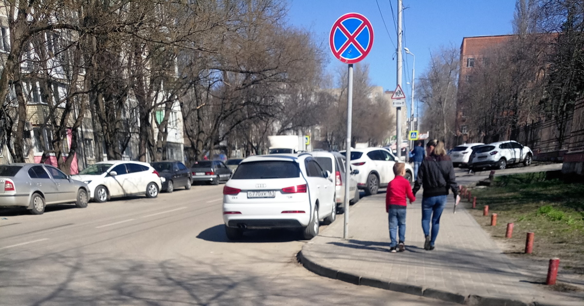 Парковка в неположенном месте. Штраф под знаком остановка и стоянка запрещена. ДПС под знаком остановка запрещена. Штраф за остановка запрещена под знаком. Парковка в неположенном месте запрещена.