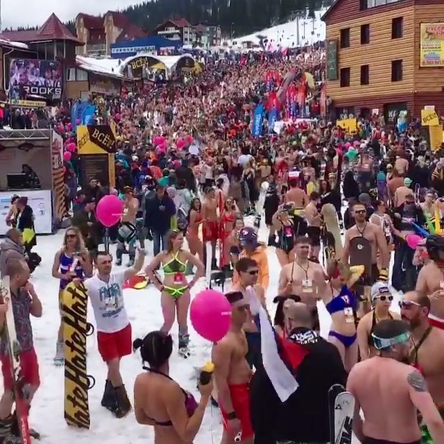 Record mass descent from the mountain in a bikini ended in Shereshegh - Siberia, Sheregesh, Bikini, Warmer, Snowboard, Guinness Book of Records, Video, Longpost