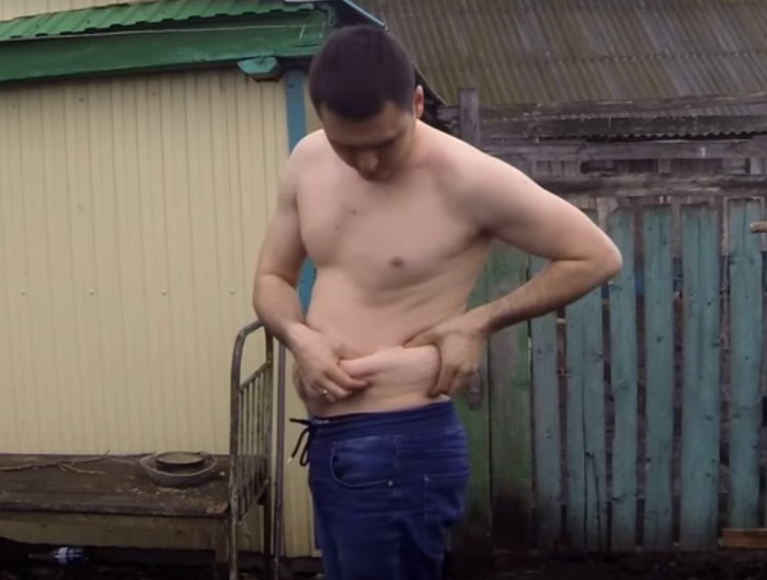 vizvala-na-dom-trenera-po-fitnesu-i-pristaet-k-nemu