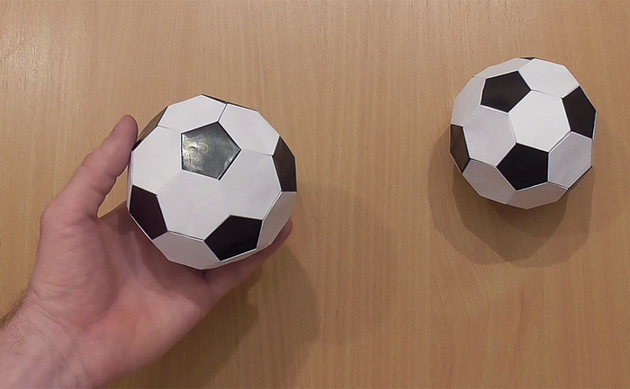 Роскомнадзор предложил россиянам запустить из окон бумажные мячики