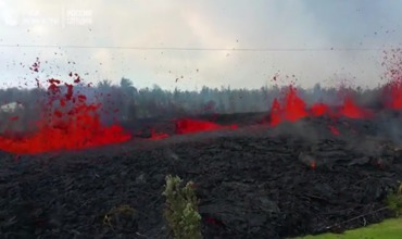 Рвущаяся из земли лава уничтожает жилые дома на Гавайях. - Гавайи, Лава, Видео, Вулкан, Вулкан Килауэа, Извержение, Землетрясение