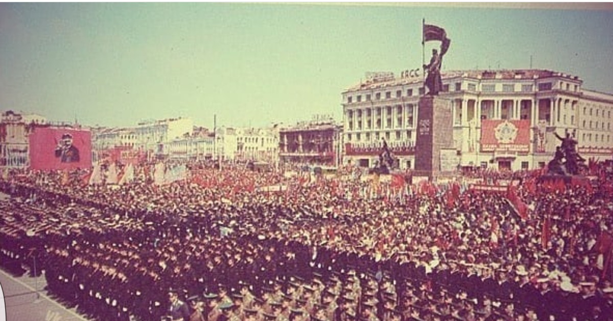 9 мая будет ссср. Первый парад Победы 1965. Парад Победы в СССР 1975. Парад Победы Владивосток 1975 год. Парад 9 мая 1985 года на красной площади.