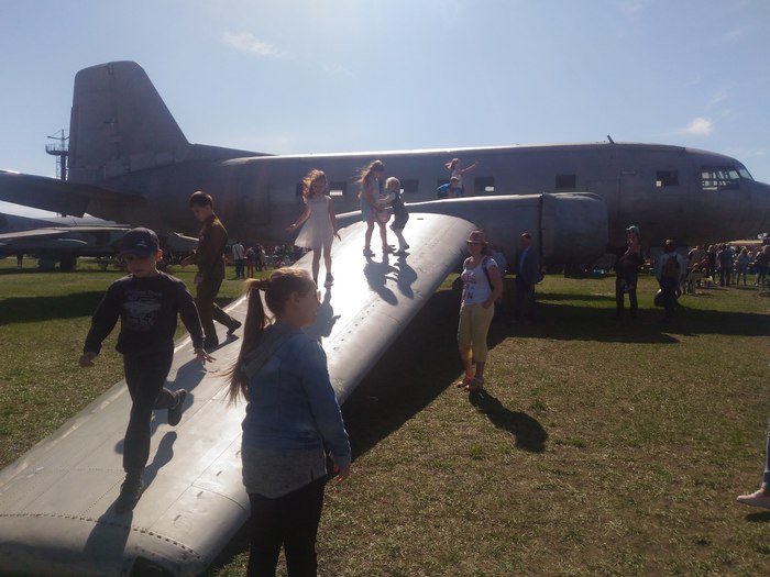 Children broke the wing of the IL-14, jumping on it in a crowd to the approving exclamations of their mothers - Children, Yamma, Airplane, Tolyatti, Negative, May 9, Cattle, Museum, May 9 - Victory Day