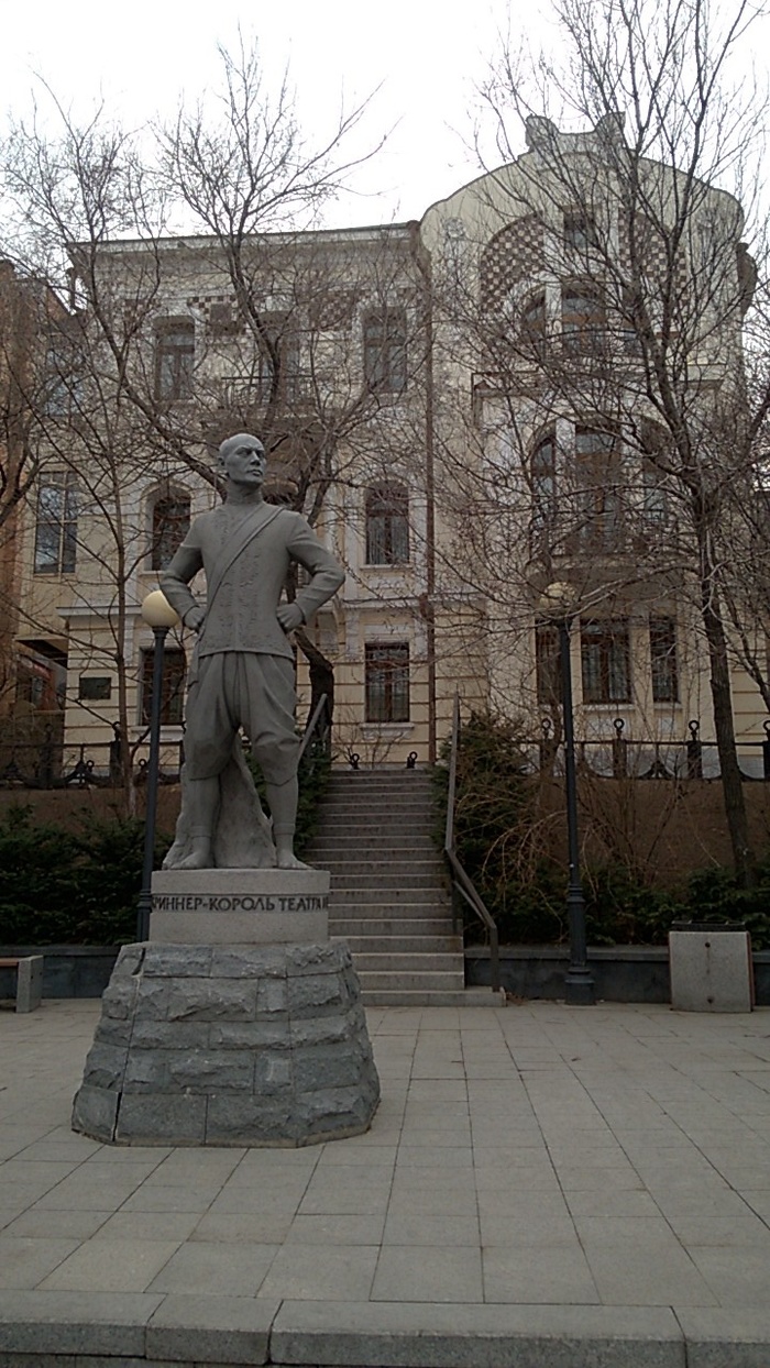 Vladivostok. urban sculpture - My, Monument, Solzhenitsyn, Stirlitz, Yul Brynner, , Pushkin, Sculpture, Vladivostok, Longpost, Alexander solzhenitsyn