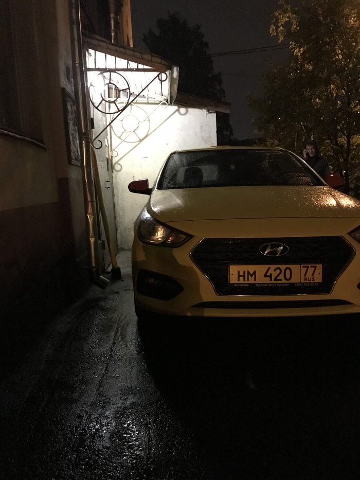 A wonderful neighbor settled in our house ... - My, Yandex Taxi, Неправильная парковка, Violation of traffic rules