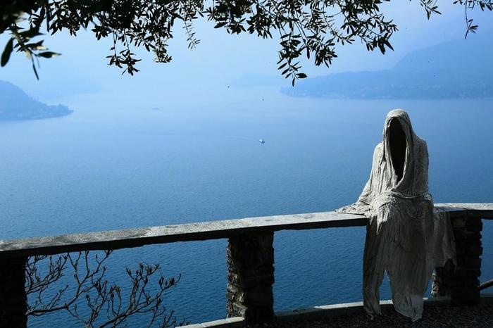 Nazgul on vacation - Nazgul, Vacation, The photo, The statue, Water, Lake, Italy, Sculpture