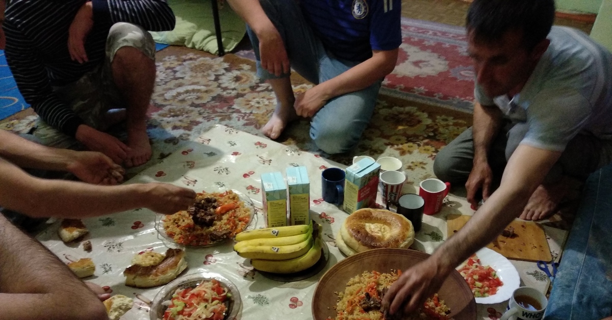 Видео снятое таджиками. Таджики обедают. Таджики кушают. Что едят таджики. Стол у таджиков.