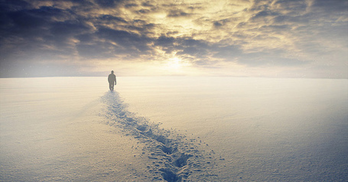 Ни бесследно. Человек идет по снегу. Человек уходит в Горизонт. Человек далеко. Уходящий вдаль человек со следами.