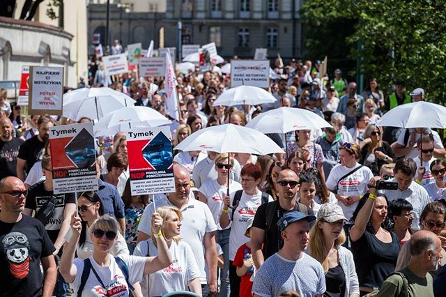 Protest Against Vaccination in Warsaw brought together thousands of people - Society, Health, Europe, Vaccine, Rally, Protest, Children, Parents, Video