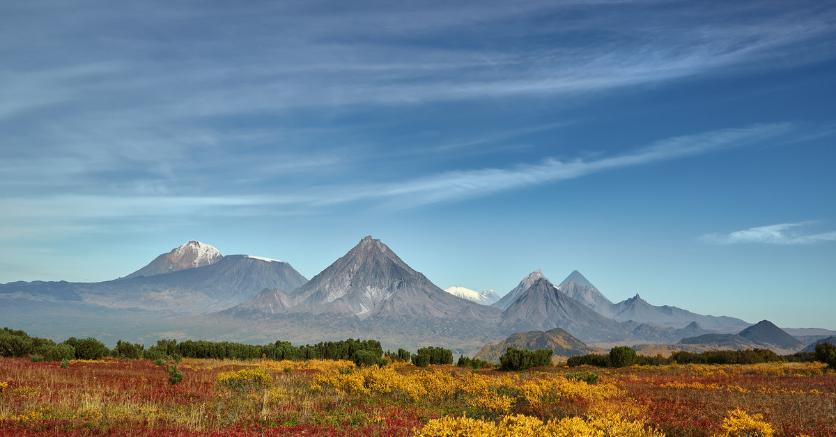 Камчатка хребет. Осень в горах на Камчатке. Камчатка зеленые сопки. Камчатка красные горы. Природа сопки.