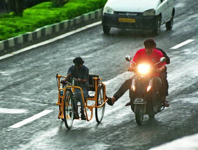 Kindness - Disabled person, Disabled carriage, Rain, Help for people with disabilities, Motorcyclist, Respect, Motorcyclists