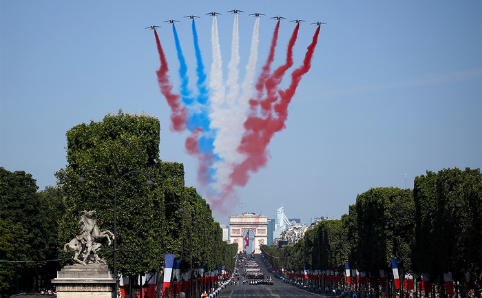 The colors of the French flag were mixed up at an air show in Paris. - Paris, , Bastille Day, The bayanometer is silent, Airshow