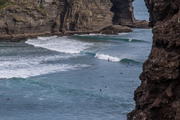 Surfing on Piha. - My, The photo, Surfing, New Zealand, Sea, On the crest of a wave, Wave, The rocks