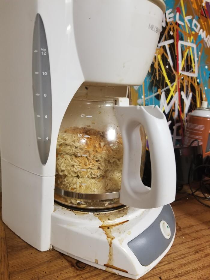 Caught my boss living in the office after his divorce making himself dinner. Always thought coffee tasted weird... - The photo, Office, Food, Reddit, Doshirak, Coffee makers, 