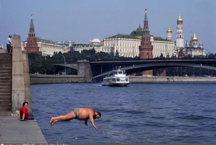 Kropotkinskaya embankment, 1987. - Men, Belly, Bathing, Diving, Flight, Like a fish in water, Bathing
