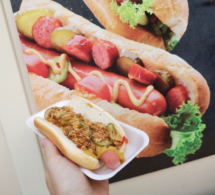 Dinner is served. Expectation and reality. Such hot dogs are sold to Muscovites and guests of the capital in the Sokolniki recreation park. - My, Yummy, Sokolniki, The park, Relaxation, Moscow, Fast food