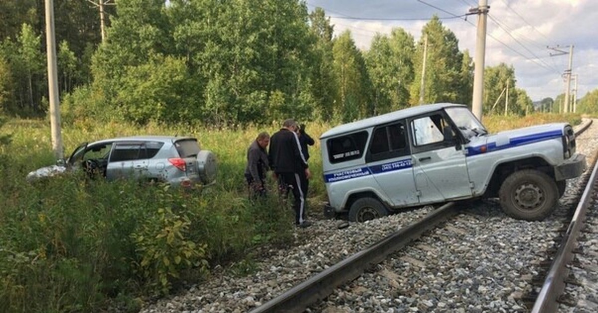 Рельсы застряли. УАЗ застрял. УАЗ застрял на рельсах. Полиция на УАЗИКЕ погоня. Полицейская машина застряла.