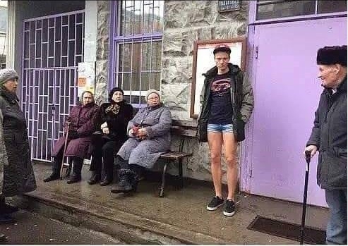 Бабульки так и не поняли , то ли проститка то ли наркоман