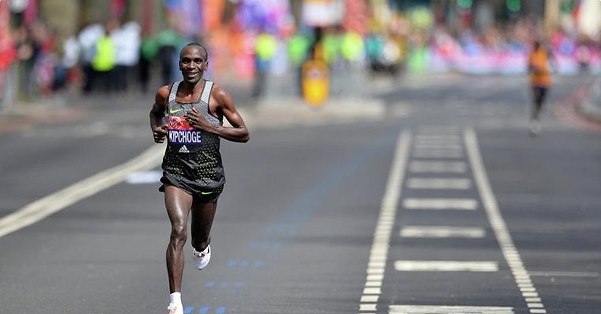 Бег 42 км 195. Элиуд Кипчоге. Элиуд Кипчоге рекорд. Кенийский бегун Элиуд Кипчоге. Элиуд Кипчоге рекорд марафон.